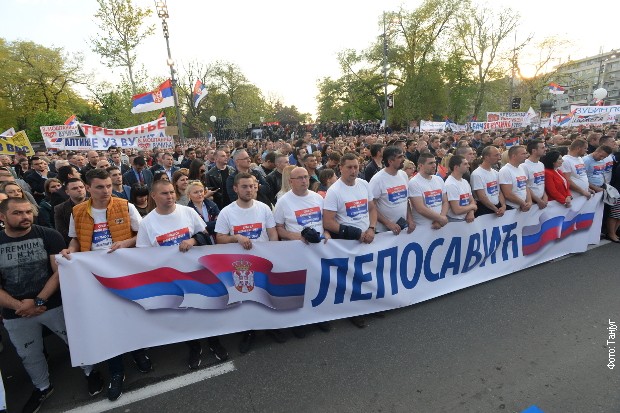 Srbi sa KiM koji su peške došli u Beograd Srbi sa KiM koji su peške došli u Beograd