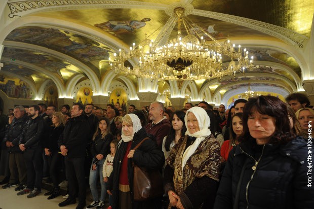 Vernici na liturgiji u Hramu Svetog Save Vernici na liturgiji u Hramu Svetog Save