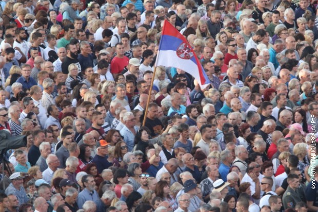 Okupljeni narod na manifestaciji u manastiru Krušedol