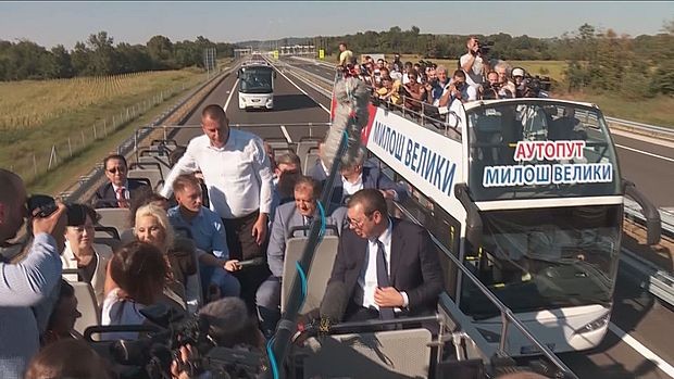 Predsednik Vučić obilazi auto-put Predsednik Vučić obilazi auto-put