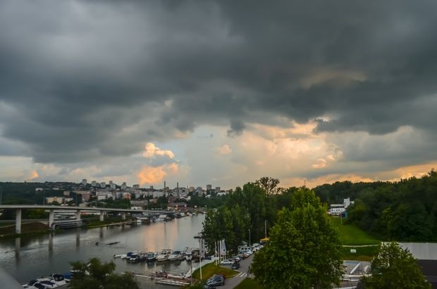 Pogled na Banovo Brdo sa mosta na Adi Pogled na Banovo Brdo sa mosta na Adi