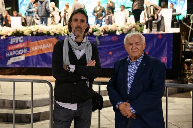 Reditelj Petar Stanojlović sa Bogdanom Pejićem koji je iz Temišvara dolazio ovog leta na deset koncerata RTS Karavana - najlepše narodne pesme Reditelj Petar Stanojlović sa Bogdanom Pejićem koji je iz Temišvara dolazio ovog leta na deset koncerata RTS Karavana - najlepše narodne pesme