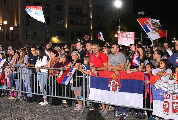 Građani ovacijama pozdravljaju odbojkaše Srbije