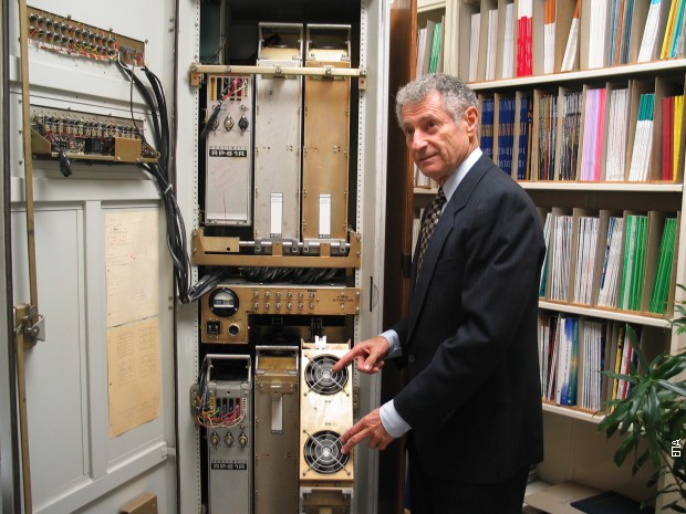 Leonard Klajnrok u svojoj kancelariji na UKLA