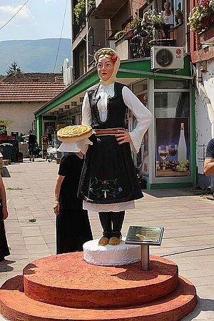 Domaćica sa banicom u centru Bele Palanke Domaćica sa banicom u centru Bele Palanke