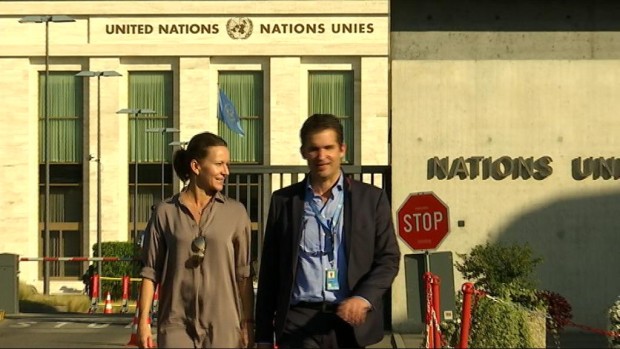 Катарина и Нилс Мелцер испред зграде УН у Женеви