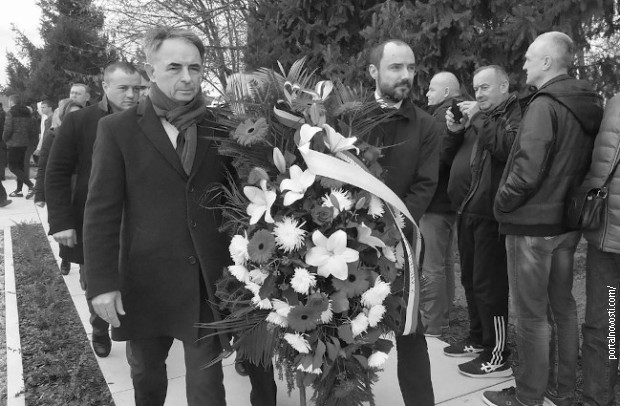 Pupovčeve lukavštine s vijencima i svijećama Pupovčeve lukavštine s vijencima i svijećama