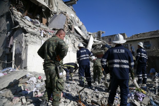 Spasilačka ekipa ispred srušene zgrade u Tumanu