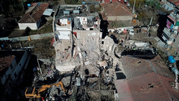 Ruševine u mestu Tumane nakon zemljotresa