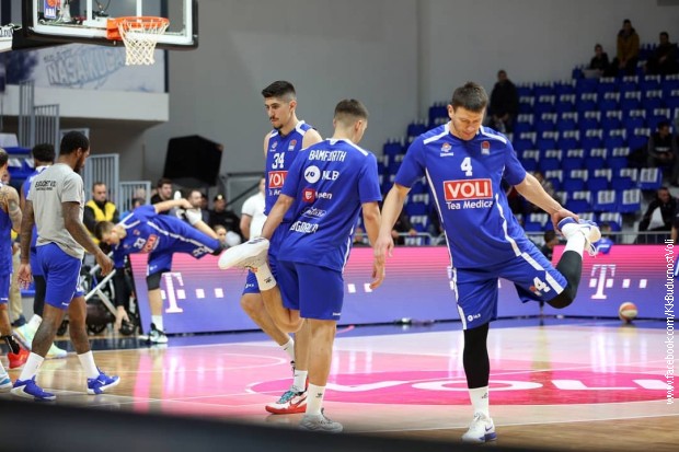 Igrači Budućnosti na zagrevanju