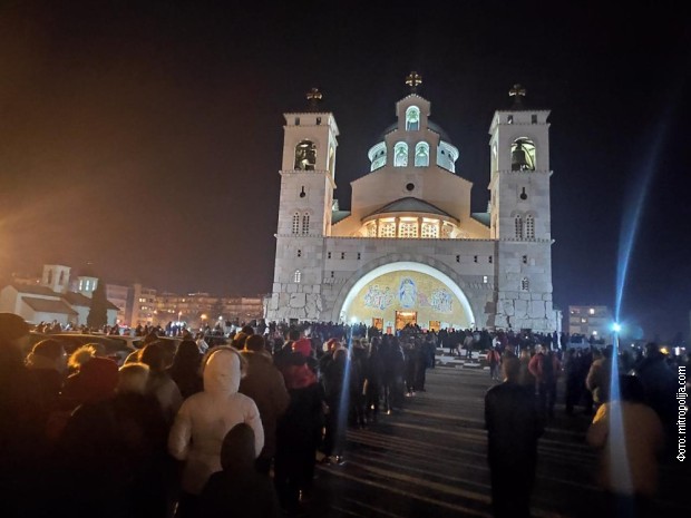 Велики број верника у Подгорици испред Саборног храма Христовог Васкрсења