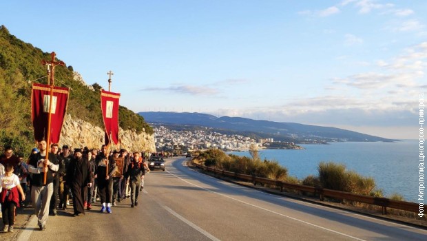 Ulcinjani su krenuli ispred stare Crkve Svetog Nikole pod Bijelom Gorom ka Baru