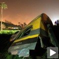 Воз у Каиру искочио из шина, 19 мртвих