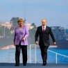 Путинoв шапат за Меркелову