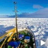 Брод окован ледом на Антарктику