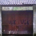 Grafiti UČK na kapiji Visokih Dečana Grafiti UČK na kapiji Visokih Dečana