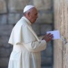 Папа се поклонио испред Зида плача