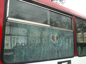 Каменован аутобус  у Нишу, повређен кондуктер