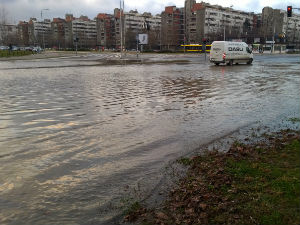 Пукла цев на Новом Београду, део улице поплављен