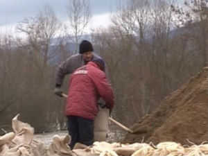 Поплаве и клизишта угрожавају југ Србије 