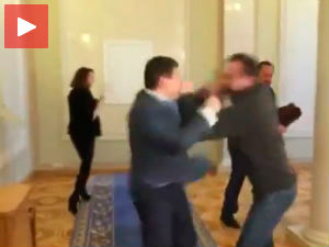Туча у украјинском парламенту (видео)