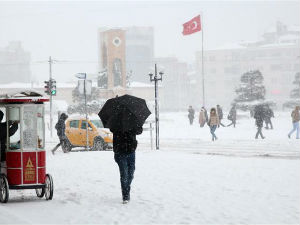 Колапс на истанбулском аеродрому због снега