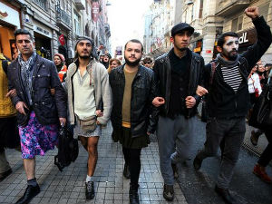 Истанбул, протест мушкараца у сукњама 