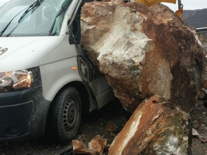 Црна Гора, стена се одронила и пала на камион