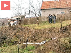 Клизиште у Малој Моштаници, мештани одбијају да се иселе Клизиште у Малој Моштаници, мештани одбијају да се иселе