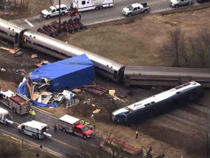 САД, воз ударио у камион, неколико путника повређено