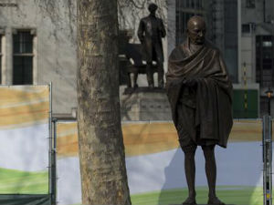 Откривен споменик Гандију у Лондону