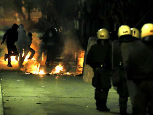 Улични нереди у Атини, полиција употребила шок-бомбе