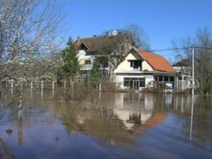 Вода се повлачи из поплављених кућа