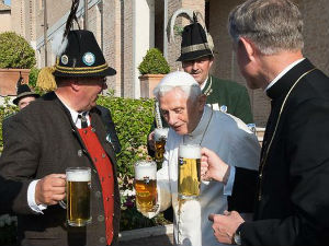 Бивши папа прославио рођендан уз криглу пива