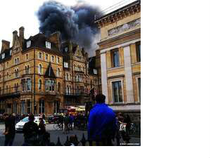 Запалио се познати хотел у Оксфорду