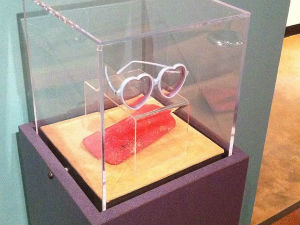 Наочарe Елтона Џона украдене из музеја у Мемфису