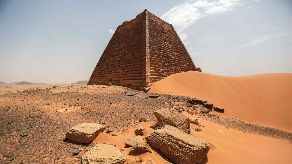 Суданске степенасте пирамиде запуштене и непосећене