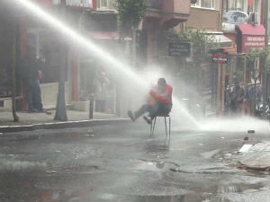 Истанбул, воденим топовима и сузавцем на демонстранте
