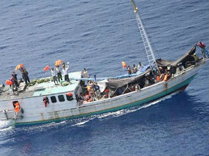 Насукао се брод са мигрантима у Индонезији