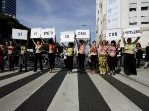 Аргентина, протест бабица у топлесу
