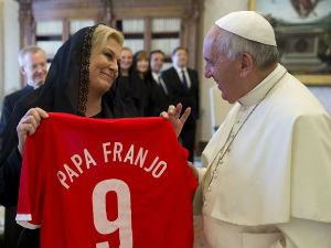 Хрватска председница „промовисала“ папу у „новог центарфора“ репрезентације