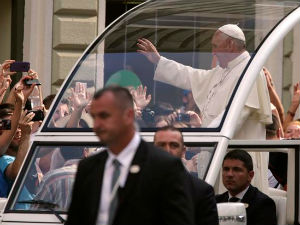 Западни медији: Папа охрабрује помирење 20 година после рата