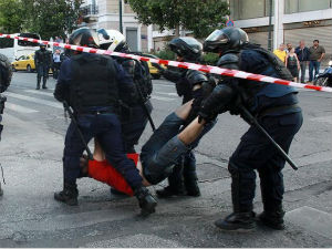 Шок-бомбе на улицама у Атини, Ципрас позива на "поносно не"