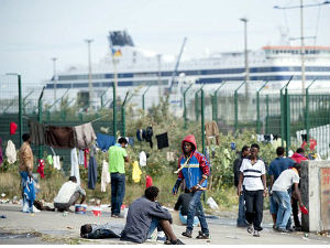 Мигранти пробили ограду и блокирали Евротунел