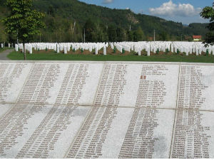 "Гардијан": Велике силе препустиле Сребреницу њеној судбини