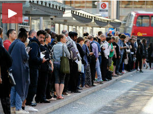Лондонци уредно чекали градски превоз у „километарским“ редовима