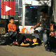 Волонтери помажу мигрантима на аутобуској станици