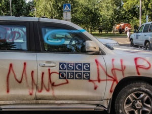 Демонстранти оштетили аутомобиле ОЕБС-а у Доњецку
