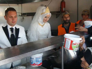 Турски пар на свадби нахранио 4.000 сиријских избеглица