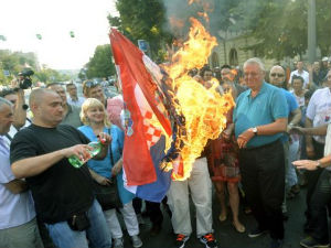 Протестна нота Хрватске због Шешељевог паљења заставе